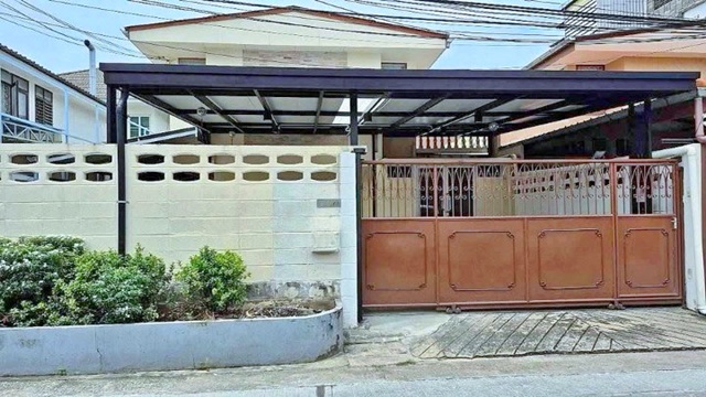 MRT ห้วยขวาง 900ม. 4 แอร์ 4นอน  ประชาราษฎร์บำเพ็ญ ให้เช่า บ้านเดี่ยว 2 ชั้น  50 ตร.วา.200 ตร.ม.  เดอะ สตรีท รัชดาภิเษก 2.4 กม.  