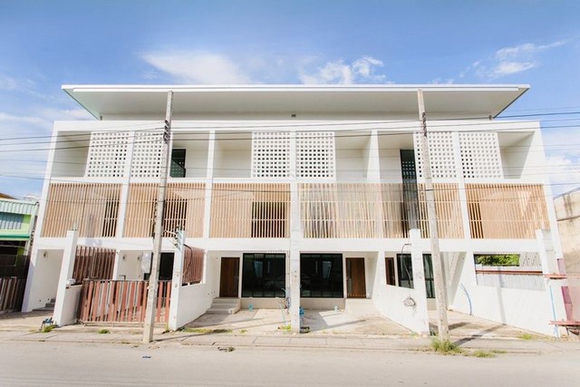 อาคารพาณิชย์ 3 ชั้น 6 คูหา ติดตลาดสันป่าข่อย วัดเกตุ ใกล้ถนนเจริญเมือง 