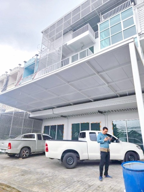 ม.นิด้า 1.3 กม. ใกล้ MRT แยกลำสาลี 800 ม., กรุงเทพกรีฑา ให้เช่าอาคาร3คูหา 4.5ชั้น ตีทะลุกัน  75ตร.วา 1,175 ตร.ม. 5นอน 6น้ำ 4 เลน 