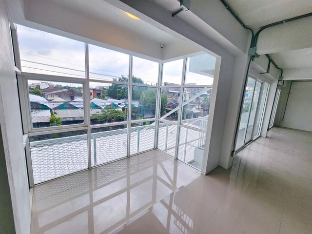 ม.นิด้า 1.3 กม. ใกล้ MRT แยกลำสาลี 800 ม., กรุงเทพกรีฑา ให้เช่าอาคาร3คูหา 4.5ชั้น ตีทะลุกัน  75ตร.วา 1,175 ตร.ม. 5นอน 6น้ำ 4 เลน