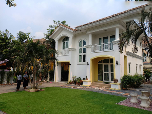 รายละเอียด   ให้เช่าบ้านเดี่ยว 2 ชั้นเนื้อที่ 100 ตร.ว พื้นที่ใช้สอย 180ตร.ม 3ห้องนอน 2ห้องน้ำ แอร์ 3 เครื่อง มีสวน ที่จอดรถ  1 ห้องครัว 1ห้องรับแขก  เป็นบ้านที่มีสวนต้นไม้ร่มรื่นพร้อมบรรยากาศเงียบสงบ สถานที่สำคัญรอบโครงการ ห้างสรรพสินค้า -โลตัส หนองจอก  บิ๊กซี หนองจอก  มหาวิทยาลัย มหาวิทยาลัยเทคโนโลยีมหานคร  โรงพยาบาล โรงพยาบาลหนองจอก โรงเรียน โรงเรียนนานาชาติเกาหล