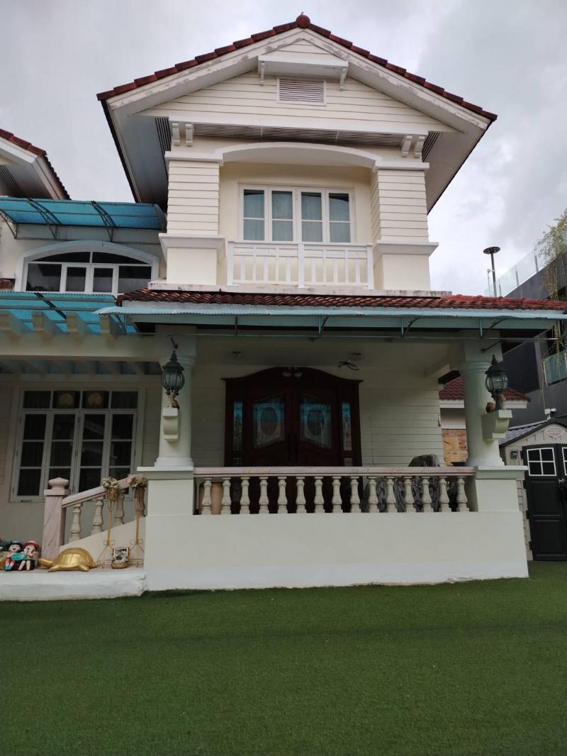 รายละเอียด  ให้เช่าสบ้านเดี่ยว 2 ชั้นเนื้อที่ 114 ตร.ว พื้นที่ใช้สอย 320 ตร.ม 5 ห้องนอน 4 ห้องน้ำ แอร์4 เครื่อง 2 ห้องรับแขก 1 ห้องห้องทานข้าว 1 ห้องครัว โรงจอดรถ  4 คันในบ้าน นอกบ้าน 2 คัน   เฟอร์นิเจอร์บิวอิน  เป็นบ้านที่สร้างโดยใช้วัสดุดี ก่อสร้างอย่างดีสวยงามพร้อมบรรยากาศเงียบสงบ ทำเลดีมาก สถานที่สำคัญใกล้เคีย สวนหลวง ร.9 บิ๊กซีสวนหลวง โลตัส  เมกะ บางนา ม.รามคำแหง 2 ร.ร.นา�