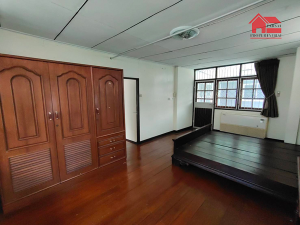 ให้เช่าบ้านเดี่ยว 2 ชั้นเนื้อที่ 60 ตร.ว  3 ห้องนอน 2 ห้องน้ำ แอร์ เฟอร์บางส่วน ถนน รัชดา เขตห้วยขวาง ราคาเช่า 35,000 บ/ด