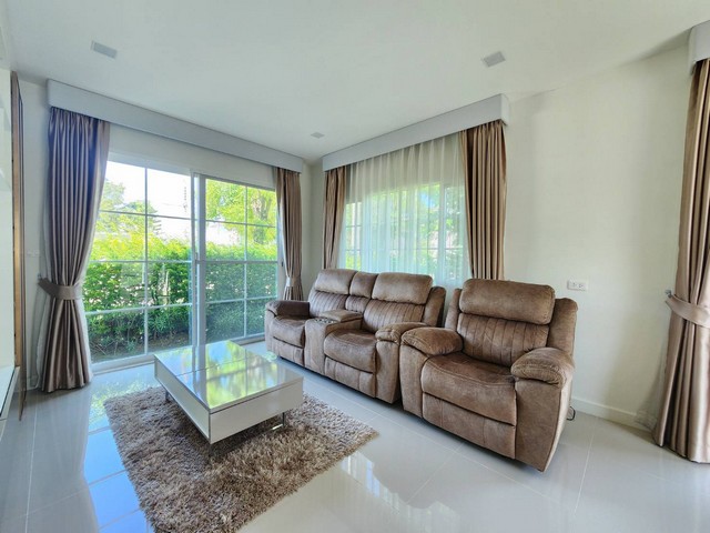 บ้านเดี่ยว โครงการนีโอ โฮม อ่างศิลา-สุขุมวิท เมืองชลบุรีรหัสทรัพย์ C25050ทำเลหน้าโครงการ วิวสวน ร่มรื่น บรรยากาศเงียบสงบขนาดที่ดิน 53 ตร.วา3 ห้องนอน (ห้องน้ำในตัวทุกห้อง)4 ห้องน้ำครัวและห้องซักผ้าพร้อมใช้งานจอดรถได้ 2 คันในบ้านสนามหญ้าข้างบ้าน กว้างขวาง เหมาะสำหรับครอบครัวเฟอร์นิเจอร์ & เครื่องใช้ไฟฟ้าที่แถมให้- โซฟา- โต๊ะทานข้าว- ทีวี (ห้องนอน)- เตียง- แอร์ 5 เคร