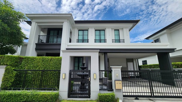 ขายบ้านเดี่ยว 2 ชั้น โครงการเศรษฐสิริ แจ้งวัฒนะ ประชาชื่น 2 ถ.เลียบคลองประปา บ้านใหม่ ปากเกร็ดรหัสทรัพย์ที่ C25052- บ้านเดี่ยว 2 ชั้น เลขที่ 87/118- ขนาด 63.9 ตร.ว. พื้นที่ใช้สอย 252 ตร.ม.- 4 ห้องนอน 4 ห้องน้ำ / จอดรถ 2 คัน- ห้องรับแขก/ห้องอาหาร/แพนทรี/ครัวไทย- ห้องแม่บ้าน และห้องน้ำแยก- พร้อมเฟอร์นิเจอร์ เครื่องใช้ไฟฟ้า และของตกแต่งครบ- พร้อมสวนสวยสไตล์อังกฤษ และที่ชาร์จรถไฟฟ้า สิ่ง