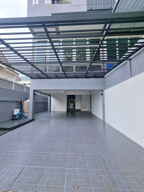 ถ.รัชดาภิเษก38-44 ม.ให้เช่าบ้านทาวน์โฮมหรู 3 ชั้น หัวมุม 26 ตร.วา. 3-4นอน พร้อมเฟอร์ฯ ราชภัฏจันทรเกษม 980 ม. ใหญ่มาก 