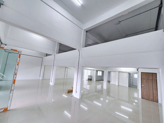 ให้เช่าอาคาร3คูหา 4.5ชั้นตีทะลุกัน  72 ตร.วา ม.นิด้า 1.3 กม. กรุงเทพกรีฑา 1,168 ตร.ม. 5นอน 6น้ำ 4 เลน ใกล้ MRT แยกลำสาลี 800 ม.,