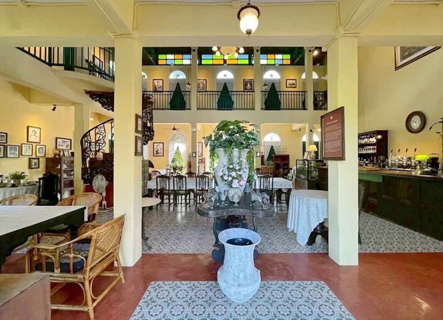 สนามบินเชียงใหม่5.16กม. พืชสวนโลก 3.3 กม. AIR BNB ให้เช่าคาเฟ่อาคารโดดเด่น 450 ตร.ม. 250ตร.วา.  6 นอน 6 น้ำ   ถ.รอบเมืองเชียงใหม่