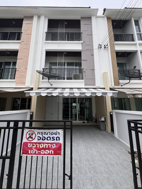 ขายทาวน์โฮม 3 ชั้น 167 ตรม 3 ห้องนอน โครงการบ้านกลางเมือง s-sense ศรีนครินทร์ 46-1 ใกล้รถไฟฟ้าสายสีเหลือง ใกล้พาราไดซ์พาร์ค 