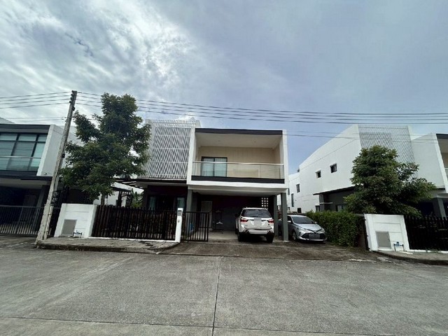 บ้านสวยหลังใหญ่ 2 ชั้น ดีไซน์ทันสมัย ทำเลดี โครงการ ปาล์มวิว ข่วงสิงห์