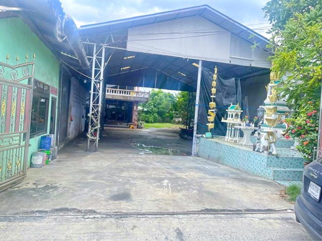 ลานจอดรถ  600 ตร.ม. พุทธสาคร เศรษฐกิจ ให้เช่าบ้าน โกดัง 2 ชั้น 250 ตร.วา.  เทศบาลสวนหลวง 1.8 กม.5 นอน 6 น้ำ กระทุ่มแบน