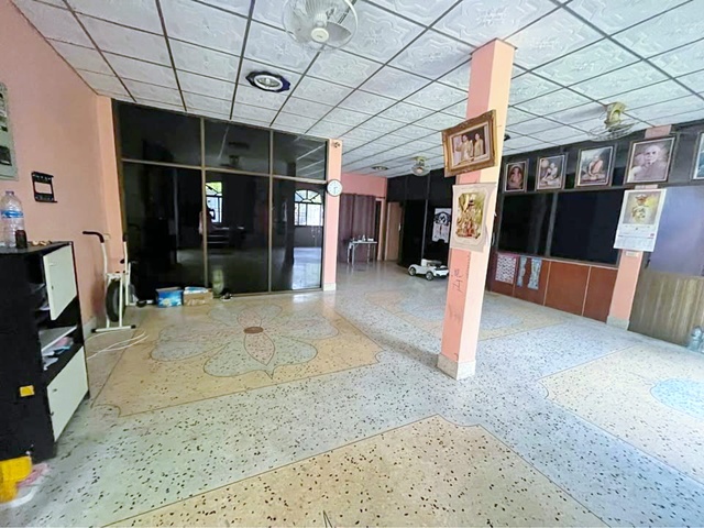 ลานจอดรถ 500 ตร.ม.พุทธสาคร เศรษฐกิจ.ให้เช่าบ้าน โกดัง 2 ชั้น เทศบาลสวนหลวง 1.8 กม  255 ตร.วา. 5 นอน 6 น้ำ กระทุ่มแบน