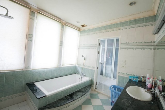 ขายคฤหาสน์หรู เนื้อที่ 510 ตร.ว พร้อมสระว่ายน้ำ มีบ้านพักแม่บ้าน ย่านพระราม 9 ใกล้ห้างเดอะไนน์  ใกล้รถไฟฟ้าสถานีหัวหมาก200 เมตร