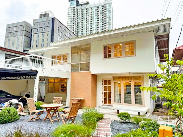 ประชาราษฎร์บำเพ็ญ4นอน  คฤหาสน์ ให้เช่าบ้านใหม่เอี่ยมสุดหรู 2 ชั้น 112ตร.วา. 352ตร.ม.  MRTห้วยขวาง 900ม. รีโนเวทใหม่  จัดเต็มเฟอร์ฯ  2 น้ำ 