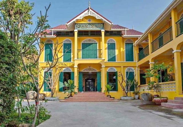 AIR BNB ให้เช่าคาเฟ่อาคารโดดเด่น 450 ตร.ม. 250ตร.วา. สนามบินเชียงใหม่5.16กม. พืชสวนโลก 3.3 กม. 6 นอน 6 น้ำ   ถ.รอบเมืองเชียงใหม่ 