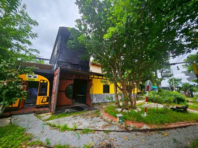 ขายและให้เช่าที่ดินพร้อมสิ่งปลูกสร้างอมตะนครชลบุรี ให้เช่ากิจการร้านอาหารเครื่องดื่มพานทองอมตะ บนที่ดิน  393  ตรว