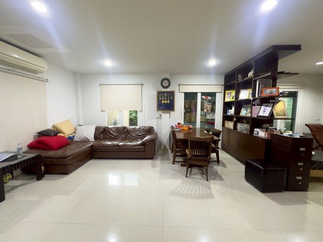 บ้านเดี่ยว 2 หลัง เชื่อมถึงกัน SKY ดอนเมือง – สรงประภา 111 ตร.วา 6 นอน 6 น้ำ    เดินเชื่อมเข้าหากันได้ เหมาะสำหรับครอบครัวใหญ