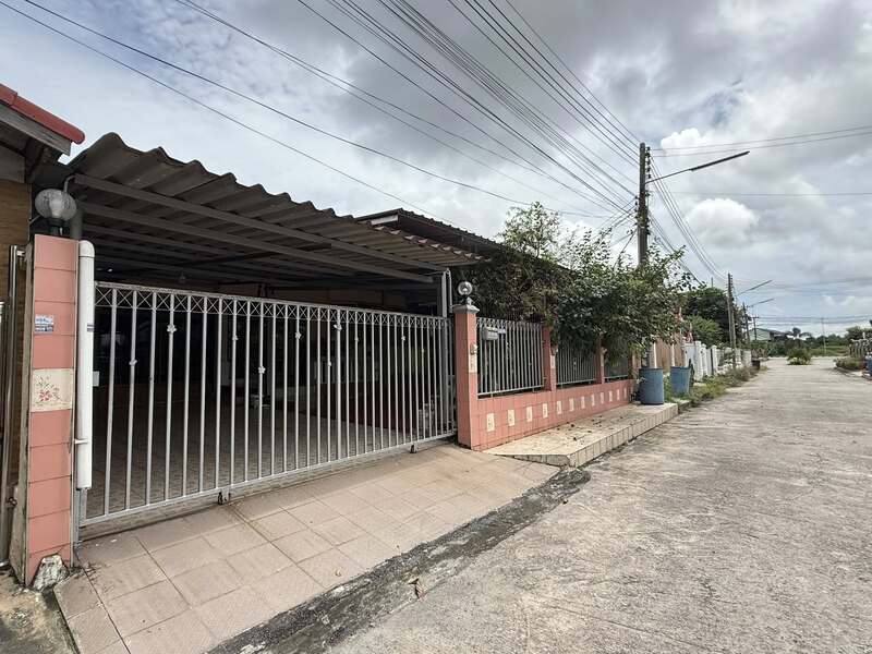 FC7996 บ้านเดี่ยวปล่อยเช่า เดือนละ 9,000 บาท/เดือน สัญญา 1 ปีเนื้อที่  60 ตารางวา เนื้อที่ใช้สอยภายใน 100 ตรม.พร้อมเฟอร์นิเจอร์3 ห้องนอน2 ห้องน้ำ1 ห้องโถง1 ห้องครัวราคา 9000฿/เดือนทำเลที่ตั้ง หมู่บ้าน บ้านฉางคันทรี่ฮิลล์ วิลเลจ ยายร้า ระยองเหมาะสำหรับครอบครัว -7 นาทีถึงถนนสุขุมวิท-15 นาทีถึงมอเตอร์เวย์หมายเลข 7- 12จากโรงเรียนนานาชาติการ์เด้น - 20นาที จากโรงเรียนเซนต์แอนดรูส์ - 35 น