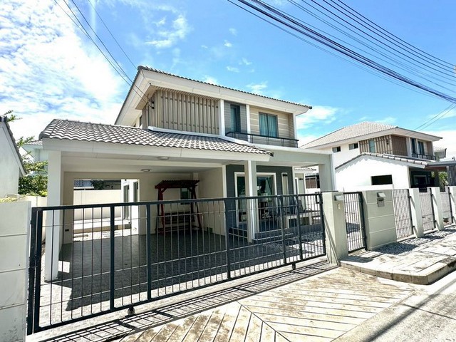 TEL:088-559 5199 คุณเอLine:https://line.me/ti/p/C0eGe0whLXบ้านเดี่ยว 2 ชั้น หน้าสวน แกรนด์วัลเล่ย์ สุขุมวิท-เลี่ยงหนองมน บ้านหน้าสวน พร้อมโซนสวนหินข้างบ้านเช่า: 40,000 บาท/เดือน (สัญญา 1 ปี)มัดจำ 2 เดือน - ล่วงหน้า 1 เดือน)ขาย: 7.5 ล้านบาท (โอน 50/50)เนื้อที่: 68 ตร.วาพื้นที่ใช้สอย: 240 ตร.ม.4 ห้องนอน 3 ห้องน้ำ 2 ที่จอดรถสิ่งอำนวยความสะดวก:- ระบบความปลอดภัย 24 ชม.- สโมสร ฟิตเนส และสระว่ายน้ำในหมู่บ้าน- สวนสาธารณะและพื้นที่