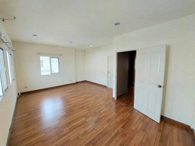 ขายทาวน์โฮม The Exclusive นวลจันทร์ หลังริม 40 ตารางวา เหมือนอยู่บ้านเดี่ยว ถูกสุดๆ