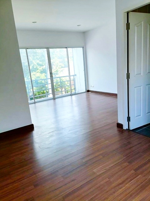 MRT ตลาดมีนบุรี 3.3กม. หทัยราษฎร์2-8  รร.โชคชัยหทัยราษฏร์ 700 ม.ให้เช่าทาวน์โฮม 3​ ชั้น 2​ คูหา​ บ้านใหม่ กว้างใหญ่  6​ นอน​ 6​ น้ำ