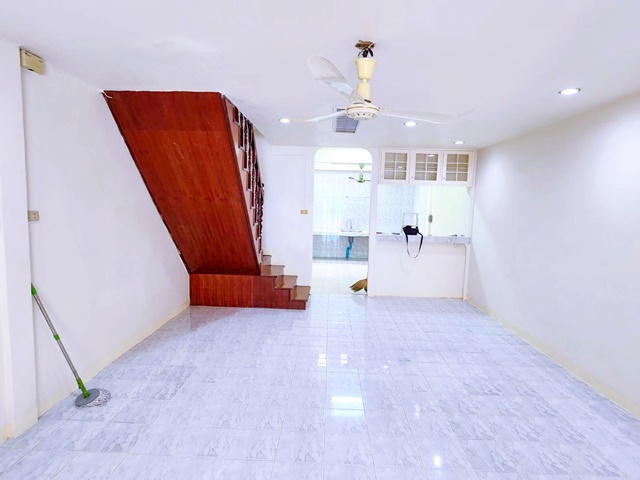 รีโนเวทใหม่ ทำเลแยกสะพาน 99 3นอนให้เช่าทาวน์เฮ้าส์ 2 ชั้น 25 ตร.วา  200 ตร.ม. กว้างขวาง ใกล้ MRTบางซ่อน 900 ม. MRT เตาปูน 1.7 กม.