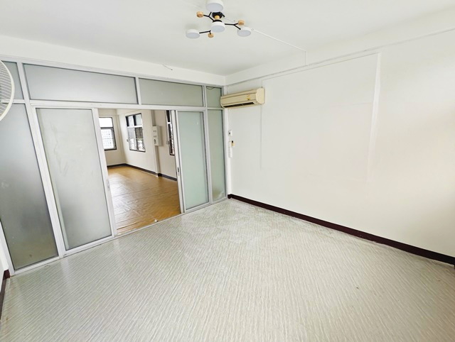 รร.นานาชาตินอินเวนท์ 1.1 กม.ให้เช่าทาวน์โฮม 4 ชั้น รีโนเวทใหม่ โทนสีขาว-สีน้ำตาล แนวคลาสสิค ใจกลางเมือง ย่านสาทร เหมาะสำหรับพักอาศัย