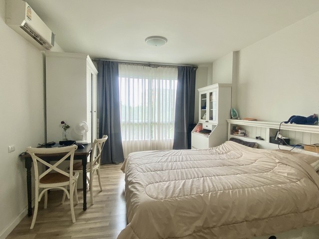 ประเภท: คอนโด Low Rise 8 ชั้นที่ตั้ง: ถนนเชียงราก, ตำบล คลองหนึ่ง อำเภอ คลองหลวง ปทุมธานี 12120อาคาร B ชั้น 3 วิวสระว่ายน้ำ ระเบียงทิศตะวันออก ลักษณะห้องดีตรงตามหลักฮวงจุ้ยประเภทห้องนอน: (One bedroom) 1 ห้องนอน 1 ห้องน้ำ 1 ห้องครัว มีระเบียงพื้นที่ใช้สอย: 30.32 ตร.ม.จุดเด่น- ตกแต่งครบ พร้อมเข้าอยู่- ขายพร้อมเครื่องใช้ไฟฟ้าทั้งหมด ทีวี ตู้เย็น และเฟอร์นิเจอร์คุณภาพดี Koncept- ใกล้มหาวิทยาลั�