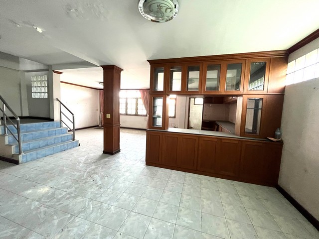 ขายอาคารพาณิชย์ 5 ชั้น ถนนสุภาพบุรุษ พุทธมณฑลสาย 3 ขนาดพื้นที่ 1,000 ตรม. ทำเลทอง