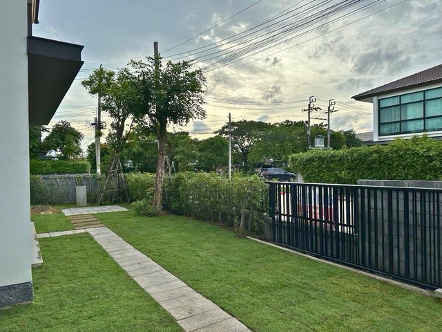 ให้เช่าบ้านเดี่ยว 2 ชั้น วรารมย์ พรีเมี่ยม วัชรพล-จตุโชติ ขนาด 121 ตร.วา หลังมุม พร้อมอยู่