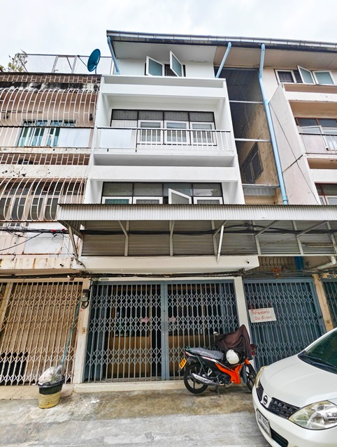 โทนสีขาว-สีน้ำตาล รร.นานาชาตินอินเวนท์ 1.1 กม.ให้เช่าทาวน์โฮม 4 ชั้น รีโนเวทใหม่ แนวคลาสสิค ใจกลางเมือง ย่านสาทร เหมาะสำหรับพักอาศัย 