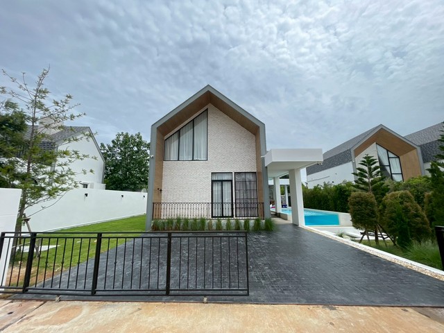 LVPU53248 ขาย Pool Villa เขาใหญ่ อยู่ในโครงการ oxygen valler khaoyaiราคาขาย : 12.9 ล้านบาท ที่ตั้ง : ตำบล หมูสี อำเภอปากช่อง นครราชสีมา 30130ชื่อโครงการ : โครงการ oxygen valler khaoyaiรายละเอียด :- บ้านเดี่ยว - พื้นที่ 139.6 ตร.วา - พื้นที่ใช้สอย 228 ตร.ม. - 3 ห้องนอน - 3 ห้องน้ำ- สระว่ายน้ำ ขนาด 3x7 เมตร- 1 ห้องโถง (คาราโอเกะ)- 1 ห้องครัว- เคาว์เตอร์บาร์ ริมสระ - จุดเทควิว ลานดาดฟ้าส่วนตัว- 1 สระว่ายน้ำซีทรู (ระบบเกลือ) ลึก 1.2 เมตร- หลุมป