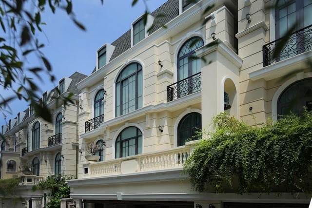 LV53243 ให้เช่า บ้านหรู ในซอยเอกมัย 22 The Boulevard Ekkamai เดอะ บูเลอวาร์ด เอกมัย พร้อมสระว่ายน้ำราคาเช่า :  450,000 บาท/เดือน (สัญญา ถึง พ.ย.68) ที่ตั้ง : ซอย ประเสริฐดี คลองตันเหนือ วัฒนา กรุงเทพชื่อโครงการ : The Boulevard Ekkamai : เดอะ บูเลอวาร์ด เอกมัยรายละเอียด :- พื้นที่ใช้สอย 500 ตร.ม. - บนที่ดิน 49.9 ตร.ว.- บิ้วอินทั้งหลังพร้อมเครื่องใช้ไฟฟ้าครบชุด- บ้าน 3 ชั้น + ห้องใต้หลังคา- 4 ห้องนอน: มีห้องน้ำในตัวทุกห้อง