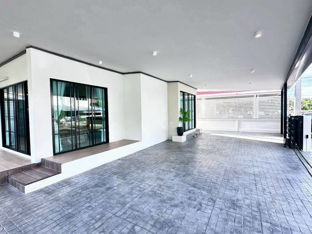 พูลวิลล่าหรู โมเดิร์นลักชูรี่ แปลงมุม เฟอร์ครบ โครงการ กุลพันธ์วิลล์9 หางดง