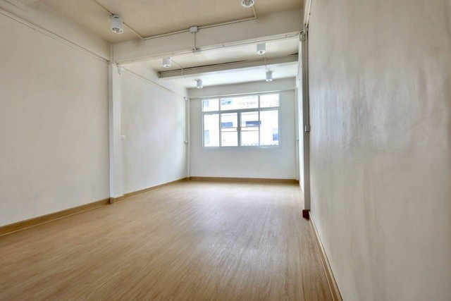 HR2834ให้เช่าทาวเฮ้าส์ 4 ชั้นพร้อมดาดฟ้า รีโนเวทใหม่ทั้งหลัง อยู่ในซอยสาทร 11 ใกล้ BTS เซนต์หลุยส์