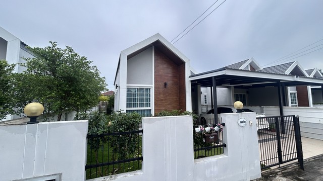  ให้เช่า บ้านเดี่ยวชั้นเดียว  ม.ศรีธานี อิงแลนด์  (ใกล้ตลาดแม่ยุพิน) ถนนเส้นอุดร-หนองคาย บ้านสวย น่าอยู่ พร้อมเข้าอยู่ สะดวก ปลอดภัย มี รปภ. ดูแลตลอด เฟอร์นิเจอร์ และแอร์ ครบ บรรยากาศดี เดินทางสะดวก ใกล้สิ่งอำนวยความสะดวกครบครัน พิกัดบ้าน  https://maps.app.goo.gl/R5TBhWgRYiq8qsDj6 ใกล้โรงเรียนนานาชาติ UKid อุดรธานี ใกล้ตลาดแม่ยุพิน ใกล้สวนสาธารณะหนองแด บ้านเดี่ยว 1 ชั้น 2 ห้องนอน 2 ห้องน้ำ 1 �