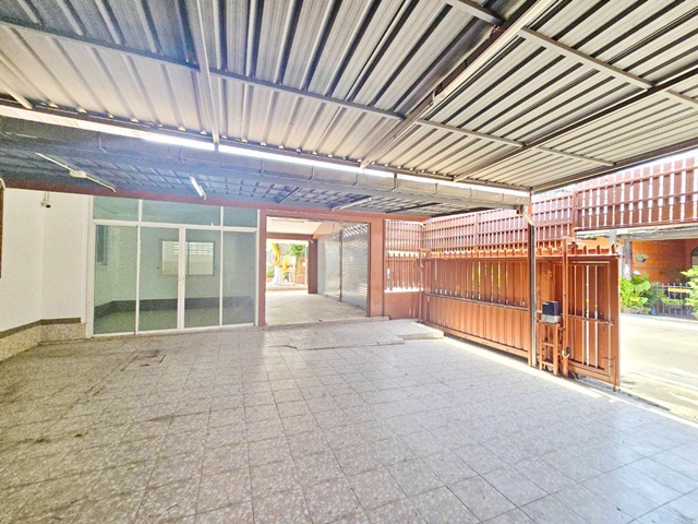 ถนนรามอินทรา กาญจนาภิเษก ให้เช่าบ้าน รามอินทรา 111–121 ทำเลใกล้ MRTบางชัน 800 ม. เขตมีนบุรี  75ตร.วา 275 ตร.ม. 3นอน  Motorway