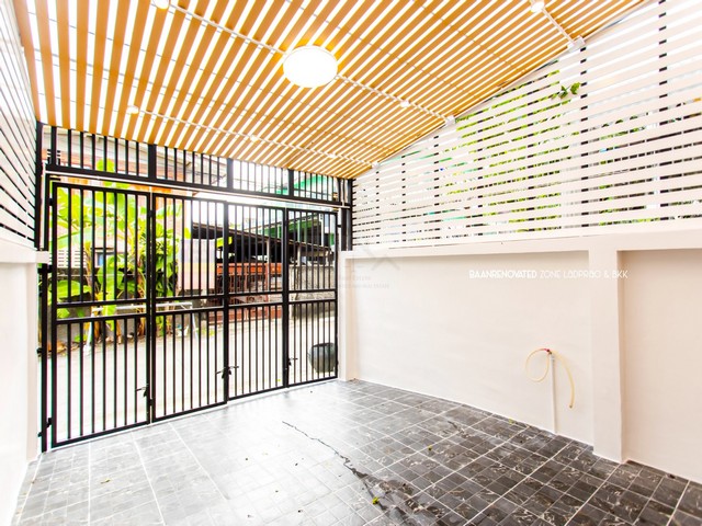 ขายทาวน์โฮม 3 ชั้น 27 ตร.ว 4 ห้องนอน ซอยเสรีไทย 17 รีโนวทใหม่ยกหลัง ใกล้นิด้า