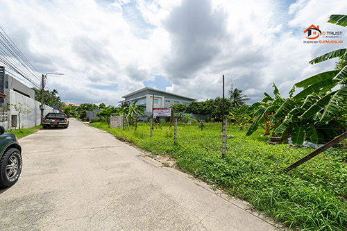 ปรับลดราคาขายลง เหลือตารางวาละ 89,000 เท่านั้น.ขาย ที่ดินเปล่า ลาดพร้าว ซอยสุคนธสวัสดิ์ 14 เนื้อที่ 200 ตร.ว. แปลนสวย หน้ากว้าง 24.50 x 32.50 เมตร “โดยประมาณ” เหมาะการปลูกบ้านหรือทำโฮมออฟฟิศ ภายในซอยไม่แออัด ถนนหน้าที่ดินกว้าง ทำเลดีโซนลาดพร้าว.ราคา : 17,800,000 บาท 89,000บาท/ตร.ว. (ค่าโอนฝ่ายละครึ่ง) เดิมขายที่ 90,000/ตร.ว.ติดต่อ คุณ อุกฤษฎ์ (ฟุ้ย) Tel. 0 8 4 - 6 5 8 - 4 1 6 9Office Tel. 0 8 1 - 6 2 8 - 2 5 9 4 #บริษัทบริการรับฝากขา