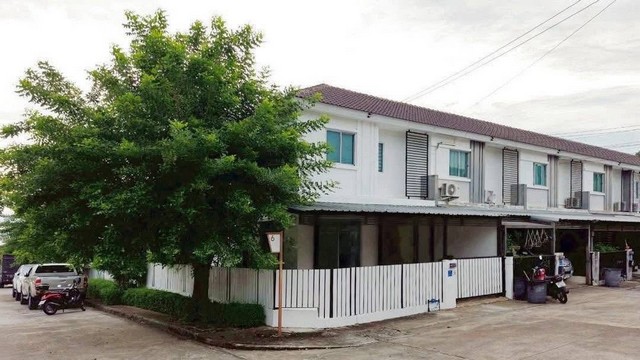 เช่า ทาวน์โฮม   พิกัด เขาน้อย   ทาวโฮม 2 ชั้น   หลังมุม มีพื้นที่สนามหญ้าข้างบ้าน