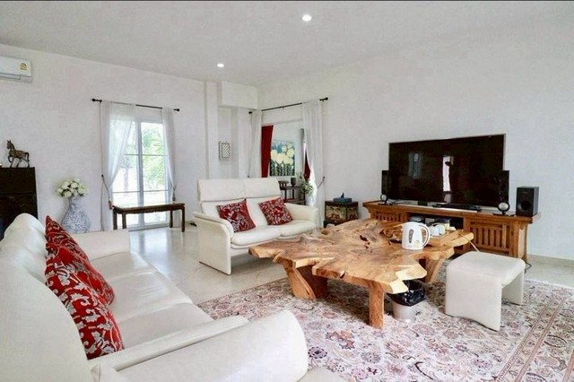 ให้เช่าพูลวิลล่า 2 ชั้น ขนาดใหญ่ พื้นที่กว้างขวาง ทำเลดี ใกล้สนามบิน