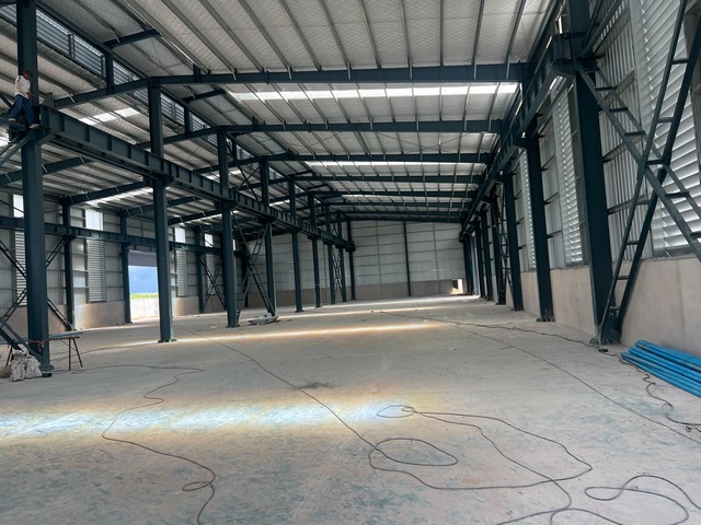 ให้เช่าโงงาน  2,100 ตรม.มี 4 โกดังให้เลือก  ขอใบอนุญาต ร.ง 4 ได้ ต.คลองกิ่ว อ.บ้านบึง จ.ชลบุรี