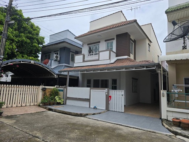 ขายถูกบ้านเดี่ยว 2 ชั้น หมู่บ้าน บ้านพล วัชรพล  Ban Phon Watcharaphon  ขนาด 30 ตรว.  4 นอน 3 น้ำ บ้านสวย บ้านเปล่า ใกล้แฟชั่นไอส์แลนด์