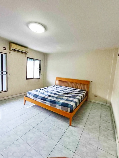 เดอะไนน์ เซ็นเตอร์ พระราม 9​ 654 ม. ARL หัวหมาก 700 ม.ให้เช่าทาวน์เฮ้าส์ 3 ชั้น สวนหลวง 242 ต.ร.ม. บ้านกลาง พระราม 9  พร้อมเฟอร์ฯ 3 นอน