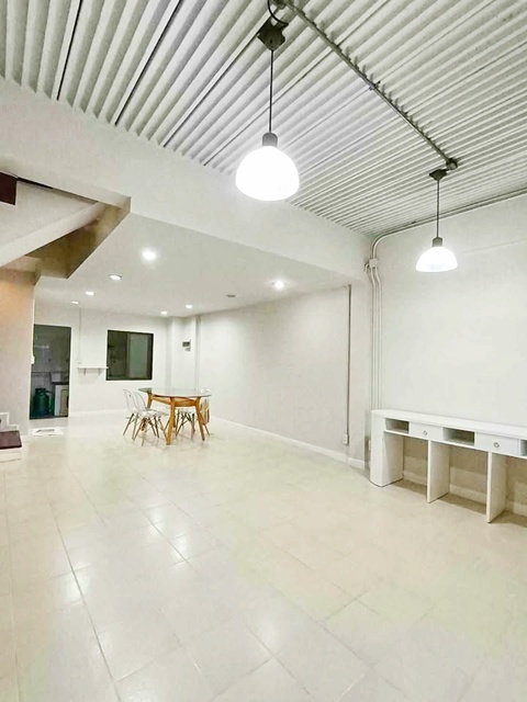 บ้านกลาง พระราม 9  ARL หัวหมาก 700 ม.ให้เช่าทาวน์เฮ้าส์ 3 ชั้น สวนหลวง 240 ต.ร.ม. พร้อมเฟอร์ฯ 3 นอน ดอะไนน์ เซ็นเตอร์ พระราม 9​ 654 ม. 