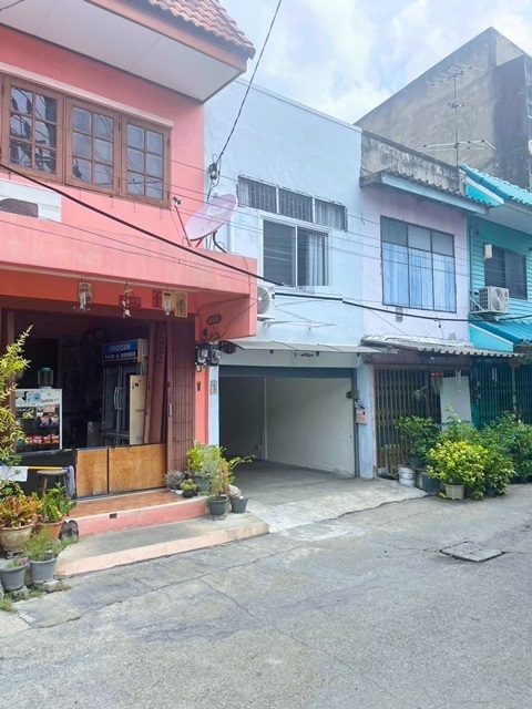 พาณิชยการเชตุพน 2.5 กม.BTSวุฒากาศ 3.2กม ให้เช่าตึกแถว 2 ชั้น 17ตร.วา.140ตร.ม. 1นอน  สุขสวัสดิ์ต้นๆ  2 น้ำ ติดถนนใหญ่  ถ.สุขสวัสดิ์  พระราม2