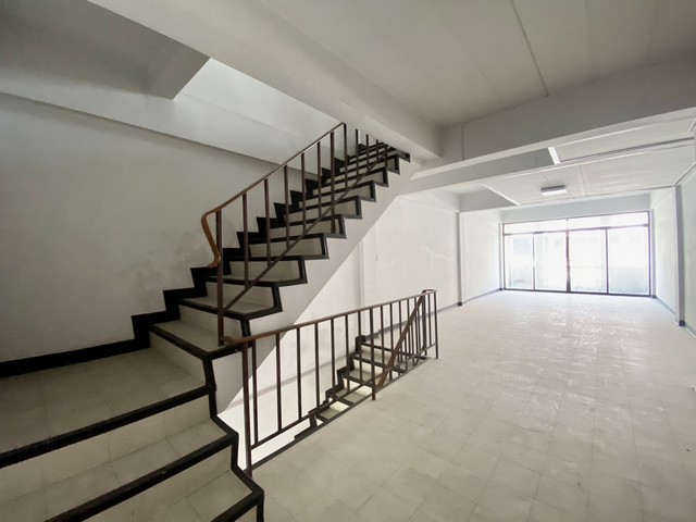 ตึกอาคารพาณิชย์ โฮมออฟฟิศ 4.5 ชั้น โครงการปิ่นนคร 4 ซ.บรมราชชนนี 39 ถนนบรมราชชนนี ตลิ่งชัน ย่านธุรกิจ ใกล้ปิ่นเกล้า ใกล้ถนนสิรินธร ตัวตึก 100 เมตรจากปากทางเข้าโครงการอาคารเลขที่ 62ลักษณะตึก: ตึกที่ยังไม่รีโนเวทราคาขาย: 4,500,000 บาทขนาดพื้นที่: 15 ตรว. หน้ากว้าง 4 เมตร ลึก 14 เมตรพื้นที่ใช้สอย: 350 ตรม.ที่จอดรถ: 3-4 คันหน้าตึก: ทิศตะวันออกเฉียงเหนือจุดเด่น:ตึกสภาพดี ภายในโปร่งโล่�