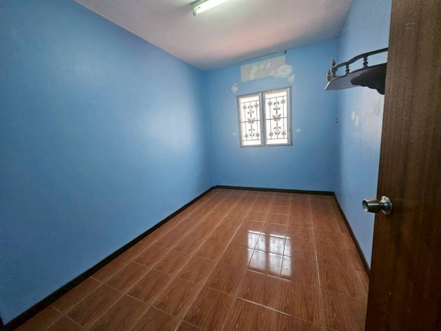 ขายบ้านนาป่าชลบุรีราคาถูก บ้านทาวน์เฮ้าส์ 2 ชั้นนาป่าชลบุรี หมู่บ้านแฟมิลี่แลนด์นาป่า20 ตรว 3 ห้องนอน  2  ห้องน้ำ