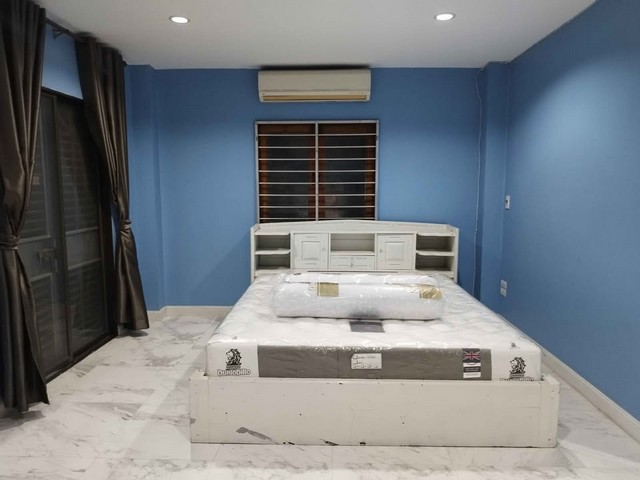 ให้เช่าทาวโฮม  ใกล้กับสถานีรถไฟฟ้า MRT ท่าพระ เพียง 650 เมตร HOME OFFICE 4 ชั้น หมู่บ้านศิขรินทร์ วิลเลจทาวน์  เพชรเกษม ซอย 10