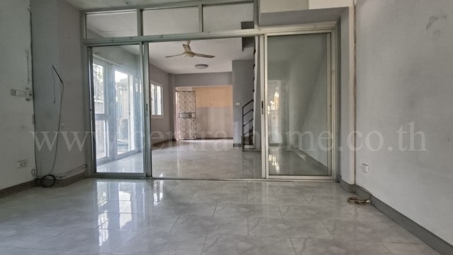 จองด่วน ทาวน์เฮ้าส์ หมู่บ้านกฤษณา ซอยร่มเกล้า 12 มีนบุรี หลังริม